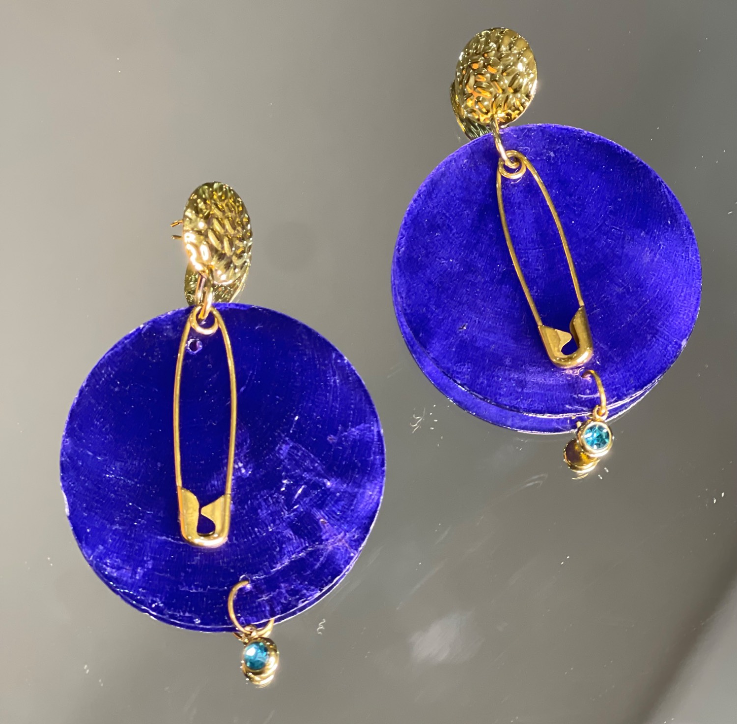 گوشواره صدفی آبی کاربنی و سنجاق